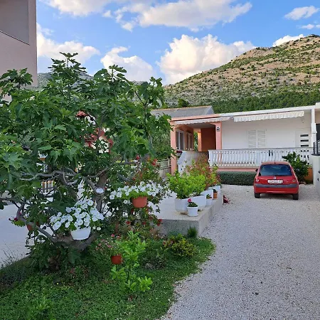 Ivica Apartment *